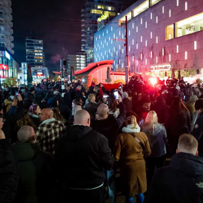 Sadat ihmiset osoittivat mieltää koronarajoituksia vastaan Rotterdamissa Hollannissa 19.11.2021.