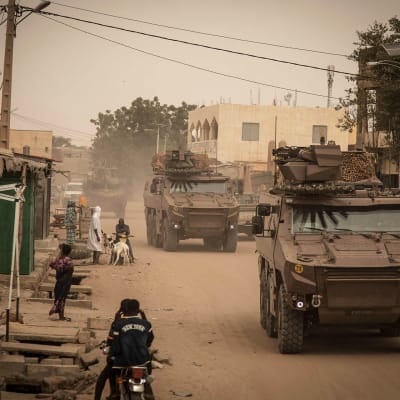 Operaatio Barkhaneen osallistuvia panssaroituja ajoneuvoja partioimassa Malin Timbuktussa joulukuussa 2021.