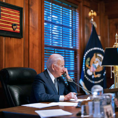 Presidentti Joe Biden puhuu puhelimessa.