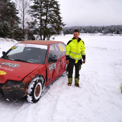 Nicce Blomqvist med sin åkerrallybil