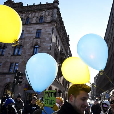 Ukrainaa tukeva mielenosoitus Helsingissä helmikuussa.