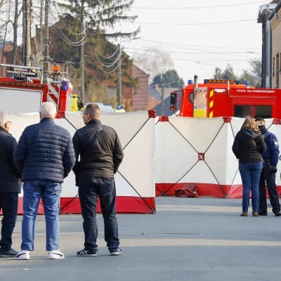 Ihmisiä katselemassa eristettyä tapahtumapaikkaa Strepy Bracquegniesissä Belgiassa.