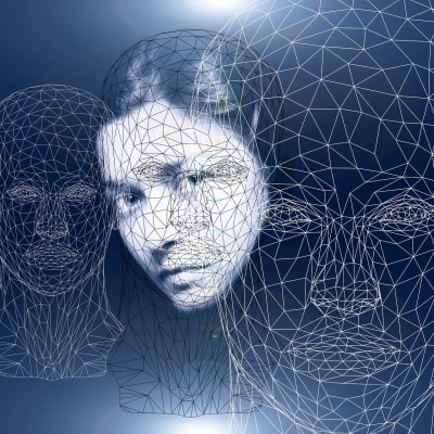 Ett kvinnoansikte i svartvitt i mitten, på vardera sidorna virtuella modeller av människohuvuden ritat i ett punktnät.