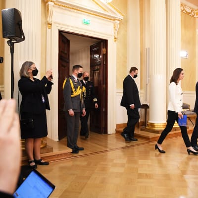 Presidentti Sauli Niinistö ja pääministeri Sanna Marin saapumassa tiedotustilaisuuteen.