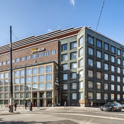 Sähkötalo, joka on suurelta osin punertavasta tiilestä rakennettu keskeinen rakennus Helsingin Kampissa.