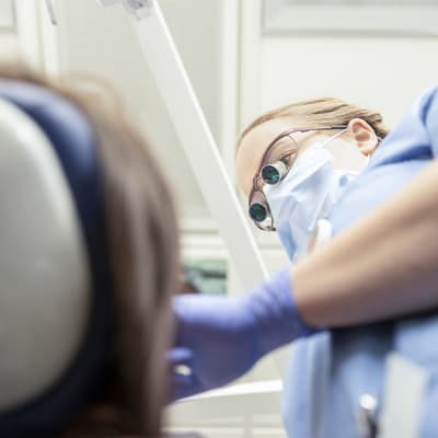 En tandläkare undersöker en patient.