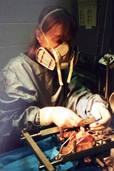 Tarja Stenberg tränar kirurgi med ansiktsskydd.