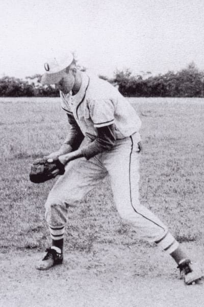 Tidig bild av amerikanska sångaren Jimmy Ellis som spelar baseball, som senare gjorde karriär som Orion. 