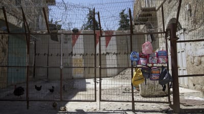 Skolväskor till salu intill stängda Shuhada street i Hebron