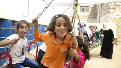 Palestinska barn i Hebron njuter av sin nya gunga