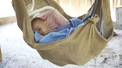 Baby sover i den palestinska byn Khirbet Tell el Himma i Jordandalen