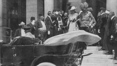 Franz Ferdinand med sin hustru Sophie på sitt besök i staden Sarajevo.