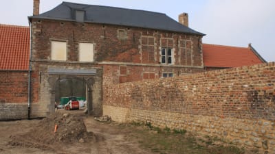 Chateau Hougoumont låg på slagfältet i Waterloo där Napoleon bet i gräset. Här södra porten