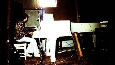 Freddie Mercury vid flygeln
