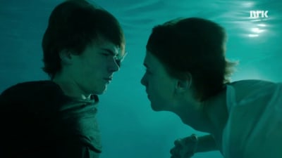 Isak och Even kysses i poolen