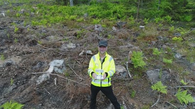 Romi Rancken är drönarpilot och forstmästare. 