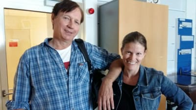 Pasi Hiihtola och Monica Eklund poserar i radiostudion.