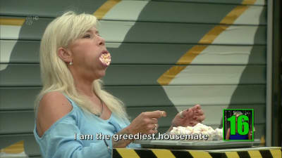 Samantha Fox med munnen full av marshmallows i Big Brother. Skärmdump.