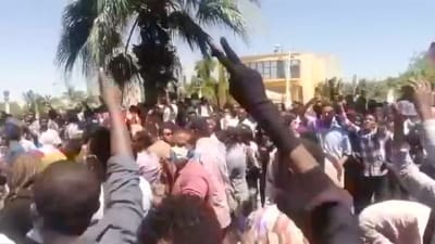 En skärmdump från en av demonstranternas egna mobilvideor nära arméhögkvarteret och presidentens residens i Khartoum på lördagen.
