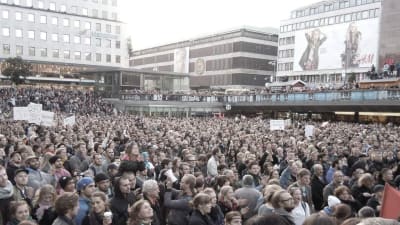 Demonstration på Sergels torg med många människor efter att Sverige demokraterna valdes in för första gången.