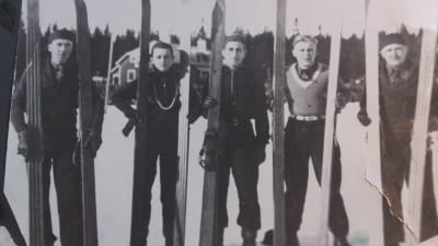 En bild från Öjberget vintern 1937. Unga backhoppare visar upp sina breda skidor. Ragnar Nordström andra från vänster.