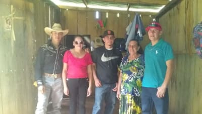 Nicaraguanska Ivan (i mitten) med sin familj hemma i Nicaragua. Ivan flydde landet och bor i dag i New Jersey, USA.