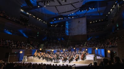 Vidbild på Vanda orkester i Musikhuset då de uppträder med John Williams filmmusik.