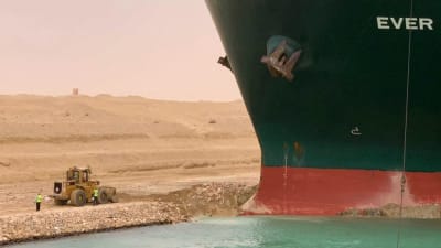 Containerfartyget Ever Given körde på grund i Suezkanalen 
