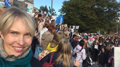 Toimittaja Riikka Suominen nuorten ilmastomielenosoituksessa eduskuntatalon edessä vuonna 2019.