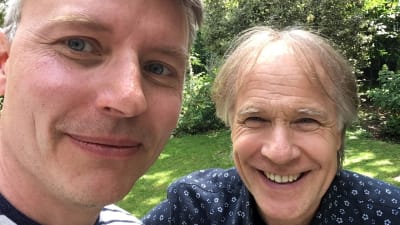 Redaktören Petter Lindberg tar en selfie med pianisten Richard Clayderman.