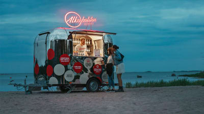 Alkos alkoholfria kiosk på en strand.