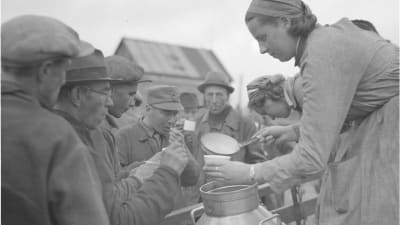 Lotta delar ut kaffe till byggarbetare i Taipaleenjoki 1941