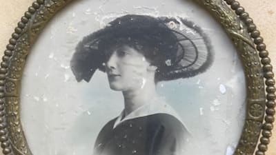 Tavla med fotografi på Elisabeth Tarras-Wahlbergs farmor Brita von Engelhardt, född Andsten, i Åbo år 1893.