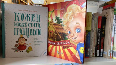 Ukrainankielisiä lastenkirjoja kirjaston hyllyssä. 