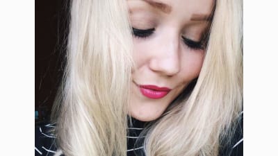 flicka med blont hår