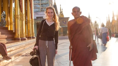 Munk och turist i Burma