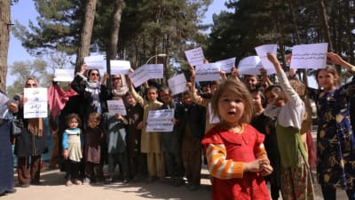 Afghanska kvinnor och flickor demonstrerade för sina rättigheter under veckoslutet i en park i Kabul. 