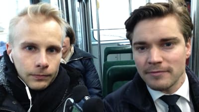 Johan och Dimitri åker spårvagn och pratar svenska