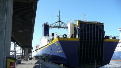 RG 1 förtöjs vid kaj i Vasa hamn