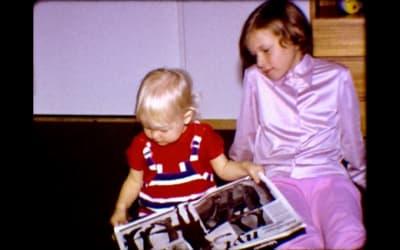 Annamari Vänskä (vasemmalla) lapsena lukemassa muotilehteä yhdessä toisen tytön kanssa.