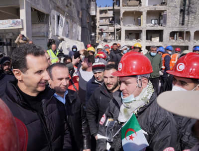Syyrian presidentti Bashar al-Assad tapasi Algerian pelastusryhmän vaurioituneen rakennuksen paikalla Aleppon maanjäristyksen jälkimainingeissa.