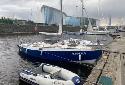 Tomaksen purjevene ja kumivene laiturissa kiinni Pietarissa.
