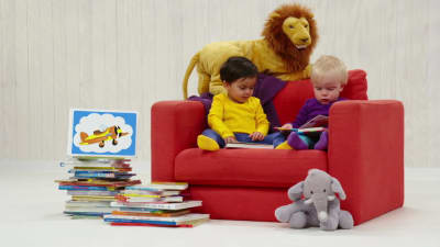 Barn läser i stol