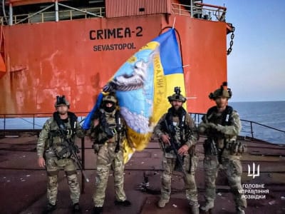 Den här bilden publicerades av Ukrainas militära säkerhetstjänst på Telegram den 11.9 och visar, enligt Ukraina, att en olje- och gasborrningsplattform i Svarta havet har återerövrats av ukrainska soldater. 