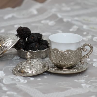 Dadlar och en kopp kaffe.