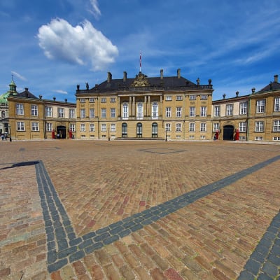 Danska drottningens hem, slottet Amalienborg i Köpenhamn.