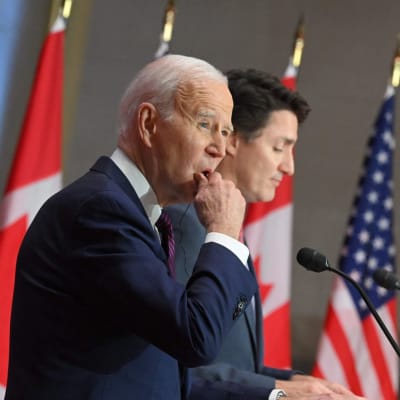 Yhdysvaltojen presidentti Joe Biden ja Kanadan pääministeri Justin Trudeau seisovat mikrofonien takana lehdistötilaisuudessa Ottawassa, Kanadassa.