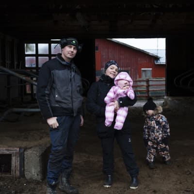 Pekka ja Katriina Romppainen perheineen nautatilalla