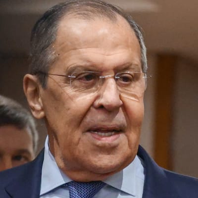 Venäjän ulkoministeri Sergei Lavrov puhuu, Yhdysvaltain ulkoministeri Antony Blinken kuuntelee.