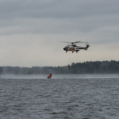 Räddningshelikopter räddar person ur vattnet under en sjöräddningsövning i Vasa hösten 2015.